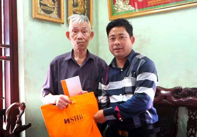 Cha liệt sĩ xúc động khi nhận quà từ chương trình của Tập đoàn T&amp;T Group