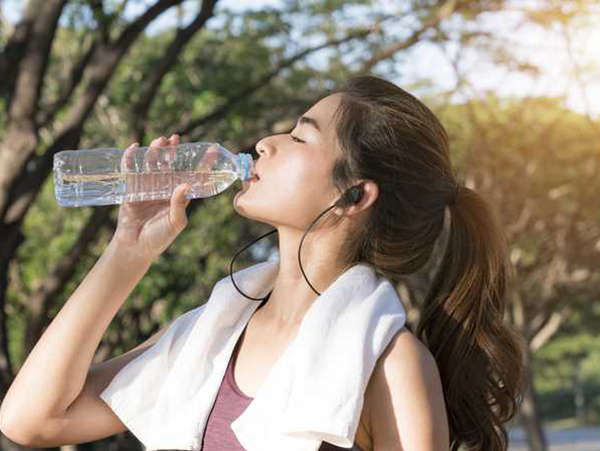 hè đến rồi bỏ ngay 5 sai lầm khi uống nước cực kì tai hại, cần tránh để không rước bệnh hại thân - Ảnh 1 hè đến rồi bỏ ngay 5 sai lầm khi uống nước cực kì tai hại, cần tránh để không rước bệnh hại thân - Ảnh 1