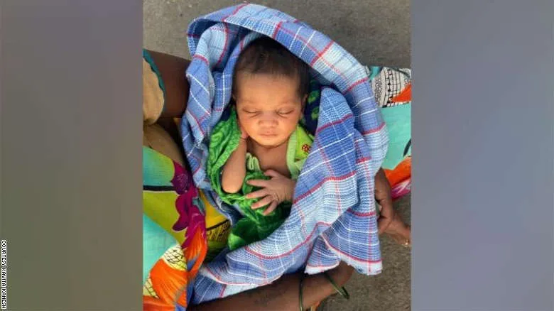 Người phụ nữ Ấn Độ bế con mới sinh đi bộ 160km