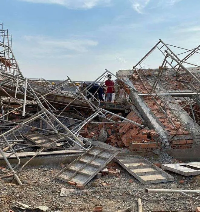 Sập tường đang thi công ở Đồng Nai, 10 người chết, nhiều người bị vùi lấp - 1