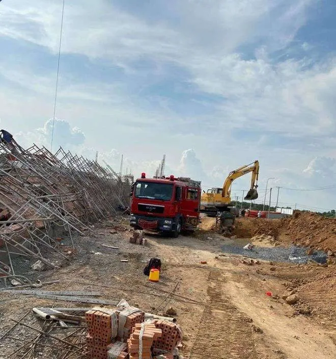 Sập tường đang thi công ở Đồng Nai, 10 người chết, nhiều người bị vùi lấp - 2