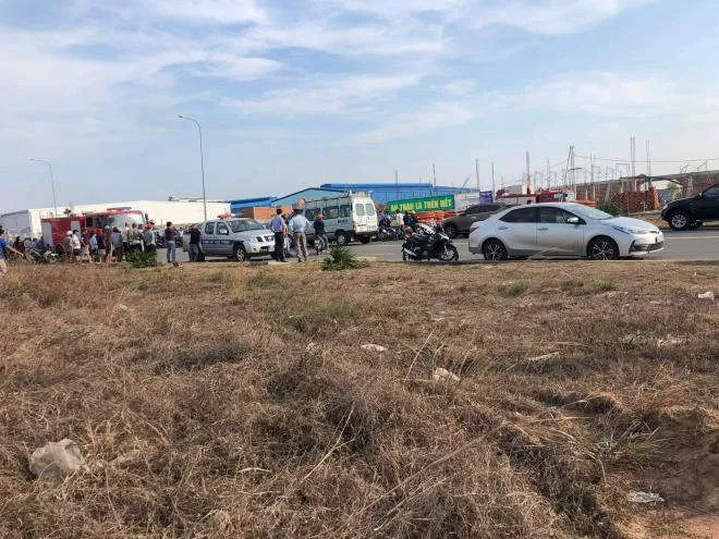 Sập tường đang thi công ở Đồng Nai, 10 người chết, nhiều người bị vùi lấp - 4