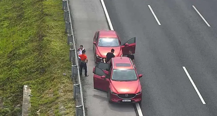 Dừng đỗ nguy hiểm tr&ecirc;n cao tốc H&agrave; Nội - Hải Ph&ograve;ng, 2 t&agrave;i xế bị phạt nặng - 1