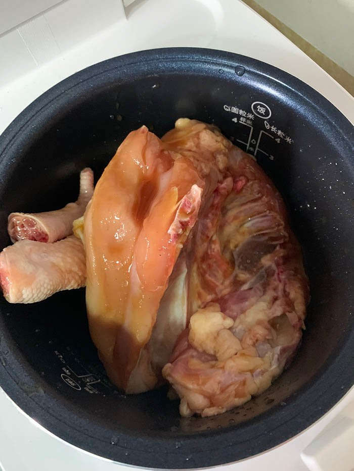 Thả con gà ướp dầu hào vào nồi cơm điện, 40 phút sau lại được món ngon bất ngờ - Ảnh 3 Thả con gà ướp dầu hào vào nồi cơm điện, 40 phút sau lại được món ngon bất ngờ - Ảnh 3