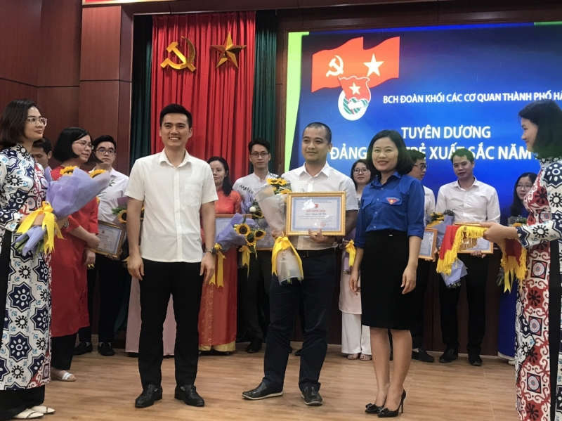 Đồng ch&iacute; L&yacute; Duy Xu&acirc;n, Ph&oacute; B&iacute; thư Th&agrave;nh đo&agrave;n H&agrave; Nội v&agrave; đồng ch&iacute; Nguyễn Thị Lan Anh, UVBCH Đảng bộ Khối, UVBCH Th&agrave;nh đo&agrave;n, B&iacute; thư Đo&agrave;n Khối c&aacute;c cơ quan th&agrave;nh phố H&agrave; Nội trao giấy chứng nhận tới c&aacute;c đảng vi&ecirc;n trẻ xuất sắc được tuy&ecirc;n dương