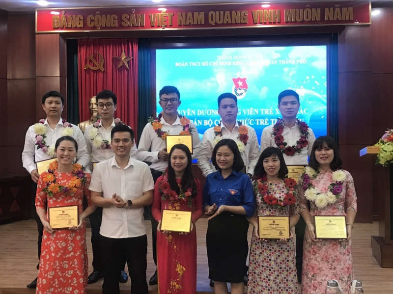 C&aacute;c c&aacute;n bộ c&ocirc;ng chức trẻ ti&ecirc;u biểu được tuy&ecirc;n dương tại Hội nghị