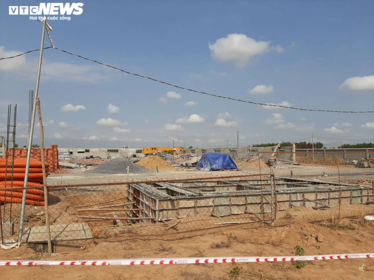 Thứ trưởng X&acirc;y dựng đến hiện trường, chỉ đạo điều tra vụ sập tường ở Đồng Nai - 2