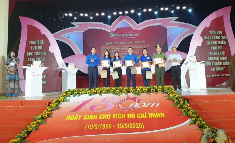 Đồng ch&iacute; Nguyễn Ngọc Việt, Ủy vi&ecirc;n Ban Thường vụ Trung ương đo&agrave;n, Th&agrave;nh ủy vi&ecirc;n, B&iacute; Thư Th&agrave;nh đo&agrave;n H&agrave; Nội trao giải Tuần cuộc thi &ldquo;T&igrave;m hiểu về lịch sử 90 năm Đảng bộ th&agrave;nh phố v&agrave; truyền thống lịch sử, văn h&oacute;a của Thủ đ&ocirc; H&agrave; Nội&rdquo; tới c&aacute;c đơn vị