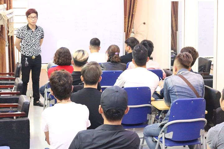 Việc đào tạo học viên được anh chú trọng không chỉ về nghề mà cả văn hóa giao tiếp