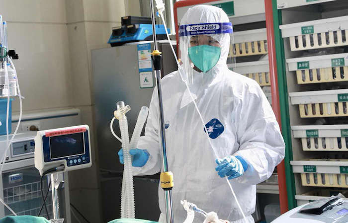 Phi công người Anh mắc COVID-19 có biểu hiện nhiễm trùng nhiều tạng - 1