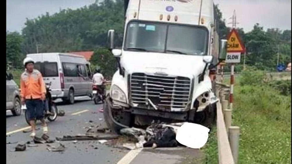 Xe container lấn làn gây tai nạn liên hoàn, 5 người thương vong - 1