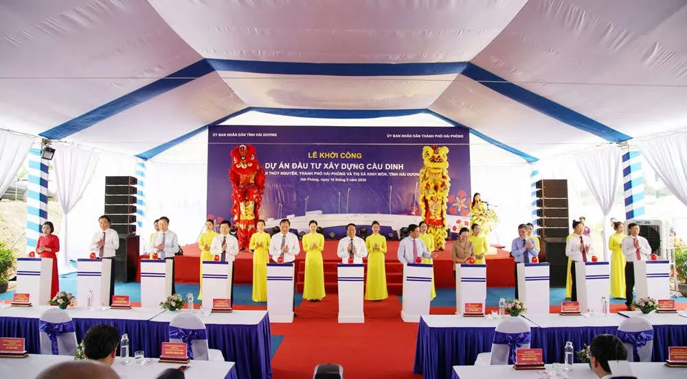 Đại biểu bấm nút khởi công cầu Dinh