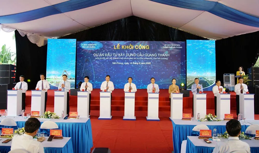 Đại biểu bấm nút khởi công cầu Quang Thanh
