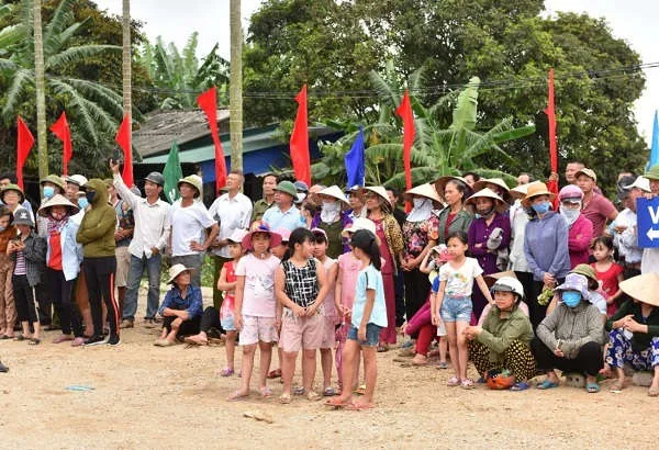 Đông đảo người dân Hải Phòng và Hải Dương đến chứng kiến Lễ khởi công và bày tỏ niềm vui mừng, phấn khởi khi hai cây cầu được xây dựng