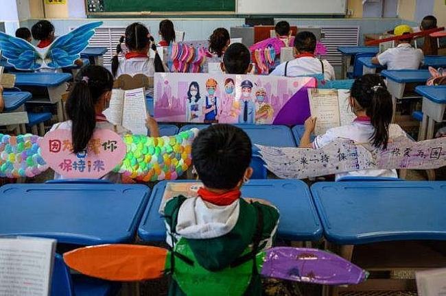 Học sinh Trung Quốc đeo cánh đến trường để chống COVID-19