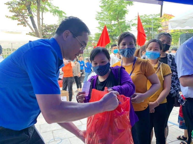 Đồng chí Nguyễn Ngọc Việt, Ủy viên Ban Thường vụ Trung ương đoàn, Thành ủy viên, Bí Thư Thành đoàn Hà Nội tại Gian hàng 0 đồng của tuổi trẻ Thủ đô giành tặng công nhân trẻ