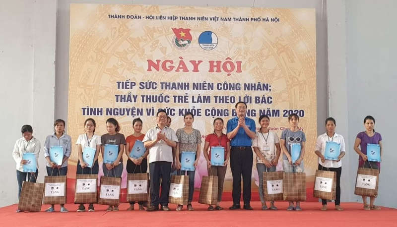 Đồng chí Nguyễn Kim Hoàng, Phó Trưởng ban Dân vận Thành ủy Hà Nội và đồng chí Nguyễn Ngọc Việt, Ủy viên Ban Thường vụ Trung ương đoàn, Thành ủy viên, Bí Thư Thành đoàn Hà Nội tặng quà cho công nhân có hoàn cảnh khó khăn