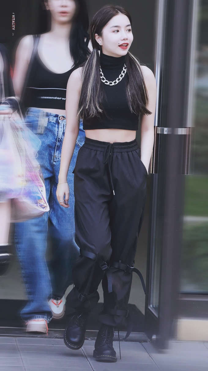 Trang phục khoe eo của dàn sao 'Thanh xuân có bạn' - Ảnh 7 Trang phục khoe eo của dàn sao 'Thanh xuân có bạn' - Ảnh 7