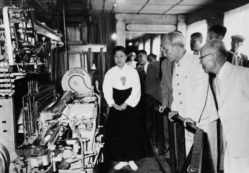 nghe thuat ngoai giao ho chi minh - ngoai giao vi con nguoi hinh 4