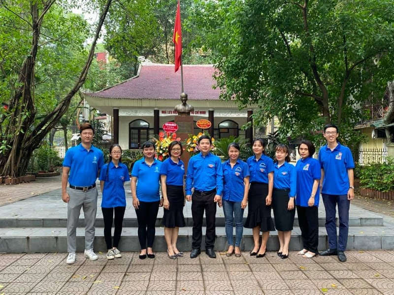 Đồng ch&iacute; Ph&ugrave;ng Như H&ugrave;ng, UVBCH Th&agrave;nh đo&agrave;n H&agrave; Nội, B&iacute; thư Quận đo&agrave;n Đống Đa c&ugrave;ng c&aacute;c đo&agrave;n vi&ecirc;n, thanh ni&ecirc;n chụp ảnh lưu niệm tại chương tr&igrave;nh