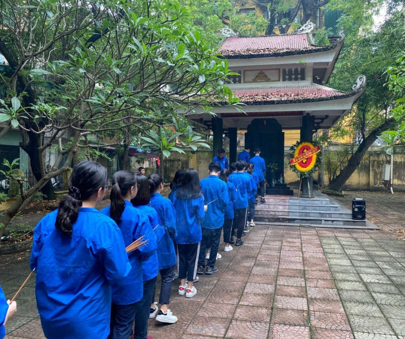 C&aacute;c đo&agrave;n vi&ecirc;n, thanh ni&ecirc;n quận Đống Đa d&acirc;ng hương tại nh&agrave; bia liệt sĩ phường Kim Li&ecirc;n (Đống Đa, H&agrave; Nội)