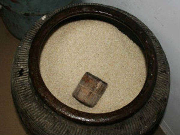 Tại sao nhà giàu không dùng thựng nhựa đựng gạo? Lý do sẽ khiến bạn bất ngờ - Ảnh 2 Tại sao nhà giàu không dùng thựng nhựa đựng gạo? Lý do sẽ khiến bạn bất ngờ - Ảnh 2