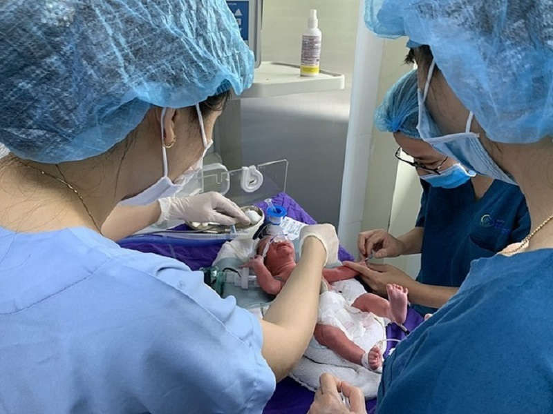 Mẹ chuyển dạ khi thai nhi 23 tuần tuổi, cặp song sinh chào đời chỉ nặng 600g - 1