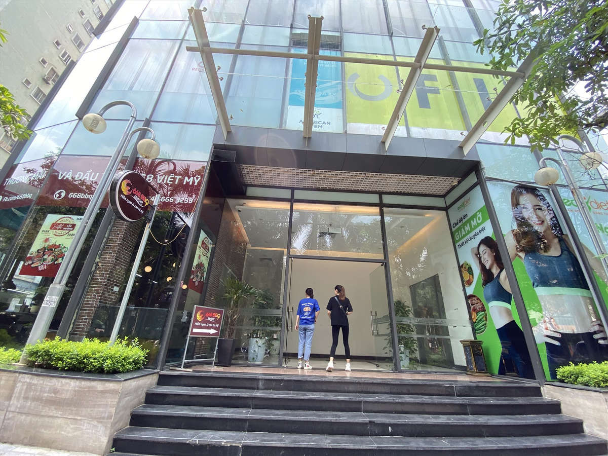 Năm 2006, UBND TP H&agrave; Nội c&oacute; 2 văn bản điều chỉnh quy hoạch tổng mặt bằng c&ocirc;ng tr&igrave;nh nh&agrave; để xe cao tầng tại khu đất C3. Đến th&aacute;ng 10/2008, UBND TP H&agrave; Nội cấp giấy chứng nhận đầu tư cho dự &aacute;n nh&agrave; để xe kết hợp văn ph&ograve;ng tại &ocirc; đất n&agrave;y, chủ đầu tư l&agrave; Handico. Ng&agrave;y 18/5/2009, UBND TP H&agrave; Nội c&oacute; quyết định thu hồi v&agrave; giao 2.408 m2 đất ở khu C3 cho Handico thu&ecirc; đất thực hiện dự &aacute;n nh&agrave; để xe kết hợp văn ph&ograve;ng.