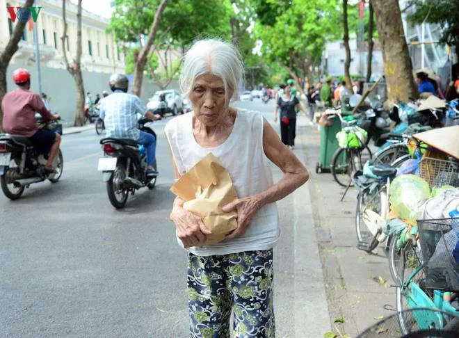 VOV phối hợp với CenGroup mở cây 'ATM gạo yêu thương' - 11