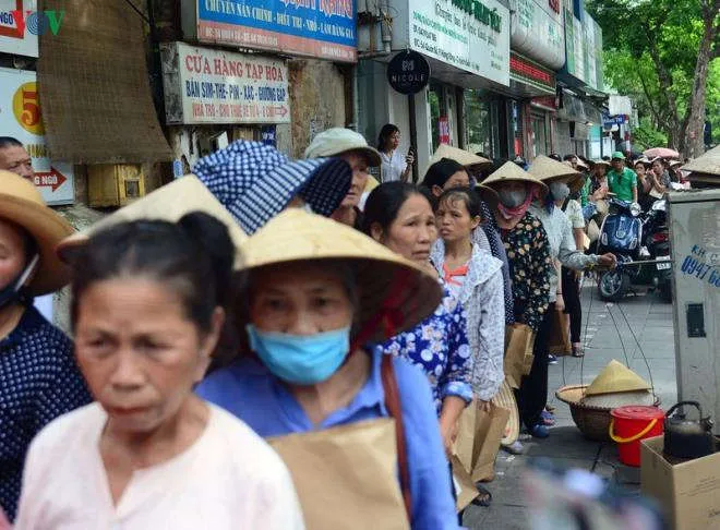 VOV phối hợp với CenGroup mở cây 'ATM gạo yêu thương' - 14