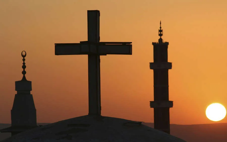 nguoi hoi giao cau nguyen o nha tho cong giao duc de bao dam gian cach hinh 1