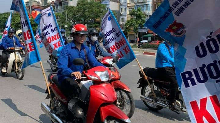 Thanh ni&ecirc;n quận Hai B&agrave; Trưng ra qu&acirc;n tuy&ecirc;n truyền về an to&agrave;n giao th&ocirc;ng