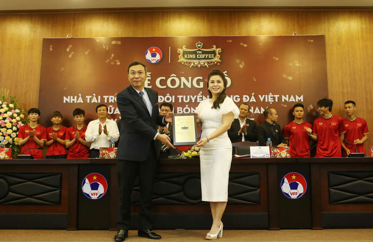 Bóng đá Việt Nam đón nhà tài trợ mới - 1