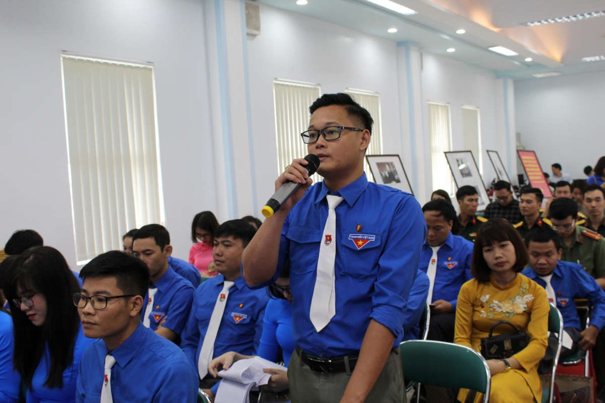 B&iacute; thư Đo&agrave;n x&atilde; Quang Phục - Lưu Trọng Anh trao đổi tại diễn đ&agrave;n