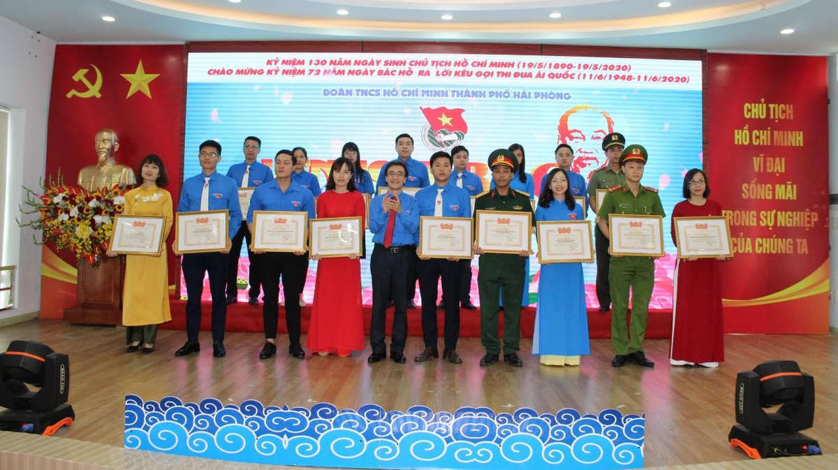 B&iacute; thư Th&agrave;nh đo&agrave;n Hải Ph&ograve;ng khen thưởng c&aacute;c tập thể c&oacute; th&agrave;nh t&iacute;ch xuất sắc trong triển khai thực hiện Chỉ thị 05 của Bộ Ch&iacute;nh trị