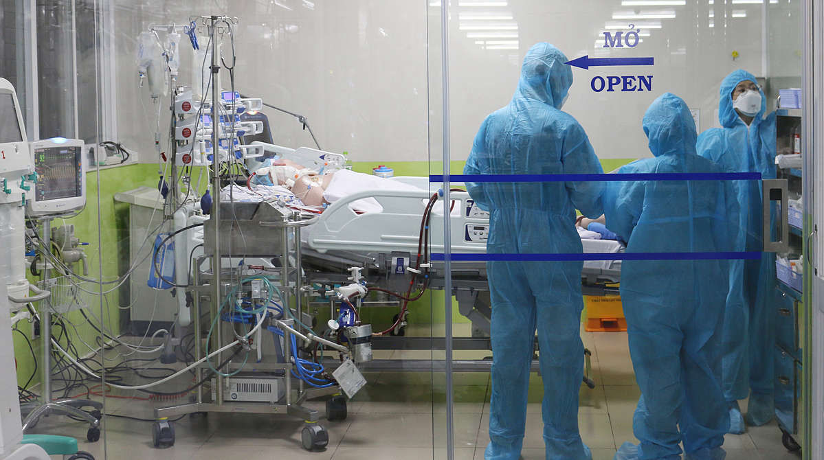 Phi công người Anh mắc COVID-19 đã tỉnh lại, cử động được các ngón tay - 1