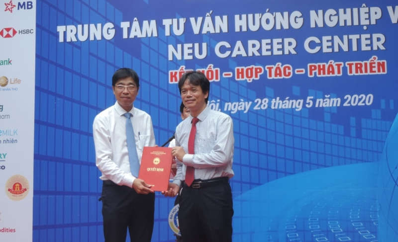 PGS. TS Phạm Hồng Chương, Hiệu trưởng trường Đại học Kinh tế quốc dân (bên phải) trao quyết định thành lập trung tâm