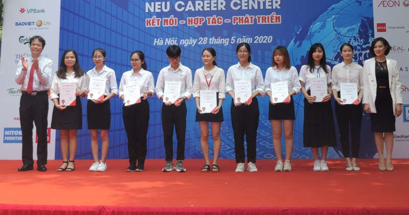 Trao học bổng tới sinh viên xuất sắc