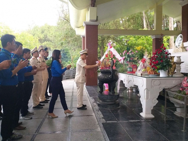 Trung ương Đoàn trao huy hiệu Thanh niên tiên tiến làm theo lời Bác