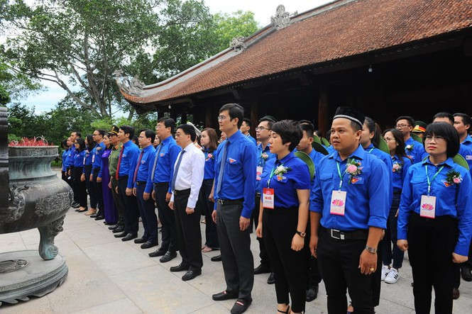 Đại diện l&atilde;nh đạo tỉnh Nghệ An, Ban B&iacute; thư Trung ương Đo&agrave;n v&agrave; c&aacute;c đại biểu dự Đại hội Thanh ni&ecirc;n ti&ecirc;n tiến l&agrave;m theo lời B&aacute;c d&acirc;ng hương tại Nh&agrave; tưởng niệm Chủ tịch Hồ Ch&iacute; Minh