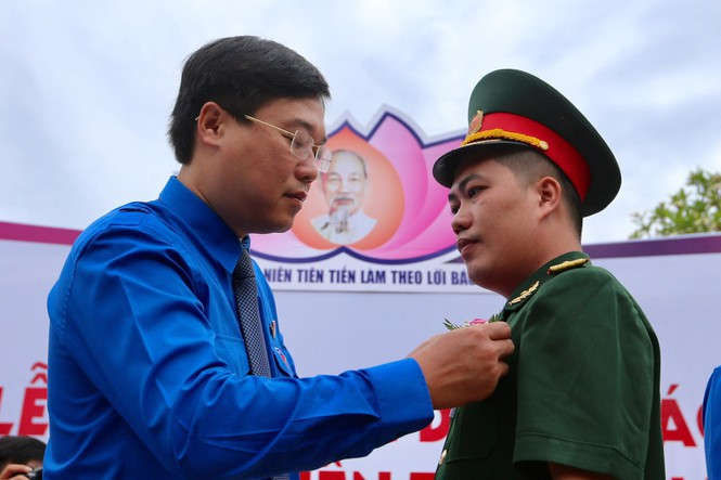 Đồng ch&iacute; L&ecirc; Quốc Phong, Ủy vi&ecirc;n Dự khuyết Trung ương Đảng, B&iacute; thư Thứ nhất Trung ương Đo&agrave;n trao huy hiệu Thanh ni&ecirc;n ti&ecirc;n tiến l&agrave;m theo lời B&aacute;c cho đại biểu dự Đại hội Thanh ni&ecirc;n ti&ecirc;n tiến l&agrave;m theo lời B&aacute;c lần thứ VI năm 2020 (Ảnh: Mạnh Thắng)