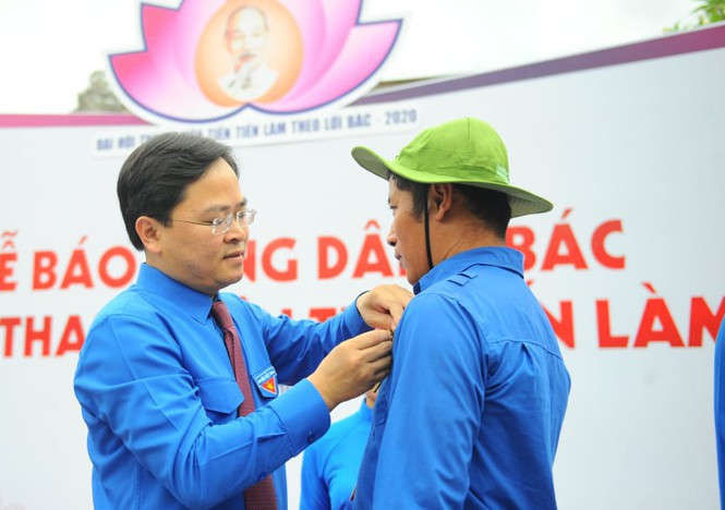 Đồng ch&iacute; Nguyễn Anh Tuấn, B&iacute; thư Thường trực Trung ương Đo&agrave;n, Chủ tịch Trung ương Hội LHTN Việt Nam trao huy hiệu Thanh ni&ecirc;n ti&ecirc;n tiến l&agrave;m theo lời B&aacute;c cho đại biểu dự Đại hội Thanh ni&ecirc;n ti&ecirc;n tiến l&agrave;m theo lời B&aacute;c lần thứ VI năm 2020 (Ảnh: Xu&acirc;n T&ugrave;ng)
