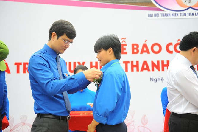 Đồng ch&iacute; B&ugrave;i Quang Huy, B&iacute; thư Trung ương Đo&agrave;n, Chủ tịch Hội Sinh vi&ecirc;n Việt Nam, trao huy hiệu Thanh ni&ecirc;n ti&ecirc;n tiến l&agrave;m theo lời B&aacute;c cho đại biểu dự Đại hội Thanh ni&ecirc;n ti&ecirc;n tiến l&agrave;m theo lời B&aacute;c lần thứ VI năm 2020 (Ảnh: Mạnh Thắng)