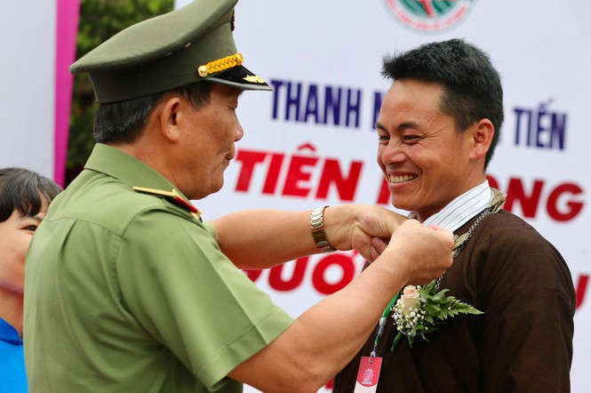 Đại diện ban, ng&agrave;nh Trung ương trao huy hiệu Thanh ni&ecirc;n ti&ecirc;n tiến l&agrave;m theo lời B&aacute;c cho đại biểu dự Đại hội Thanh ni&ecirc;n ti&ecirc;n tiến l&agrave;m theo lời B&aacute;c lần thứ VI năm 2020 (Ảnh: Mạnh Thắng)