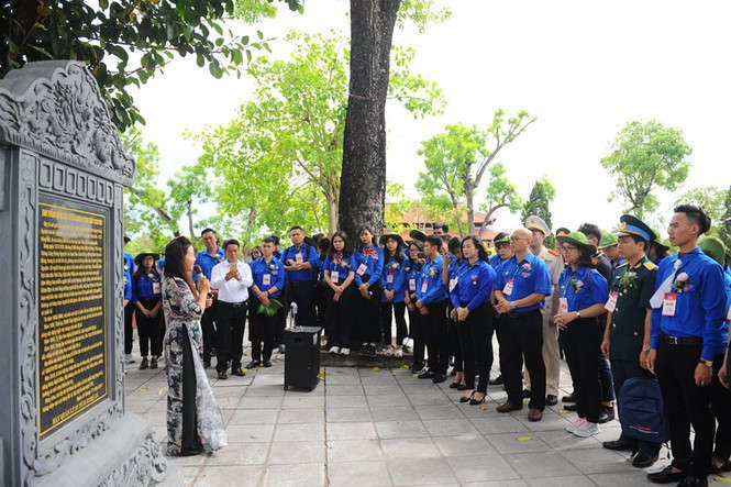 C&aacute;c đại biểu d&acirc;ng hương, thăm Khu di t&iacute;ch X&ocirc; Viết Nghệ Tĩnh