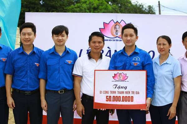 C&aacute;c đại biểu trao s&acirc;n chơi tặng thanh thiếu nhi tại khối Vĩnh Mỹ, phường Vinh T&acirc;n, TP Vinh. C&ocirc;ng tr&igrave;nh bao gồm 1 s&acirc;n chơi b&oacute;ng chuyền 360m2 v&agrave; 4 loại h&igrave;nh vui chơi cho thiếu nhi như: X&agrave; đơn, x&agrave; k&eacute;p, x&iacute;ch đu, vận động li&ecirc;n ho&agrave;n...