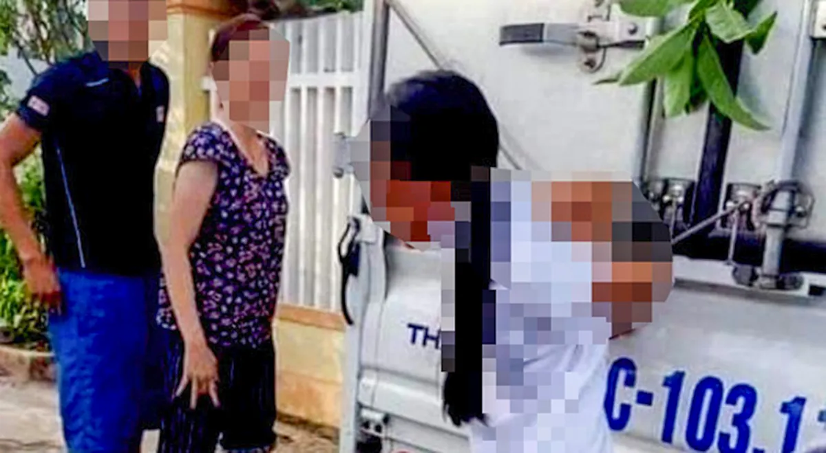 Ông ngoại, mẹ trói bé gái 11 tuổi sau xe tải bêu ngoài đường vì nghi trộm tiền - 1
