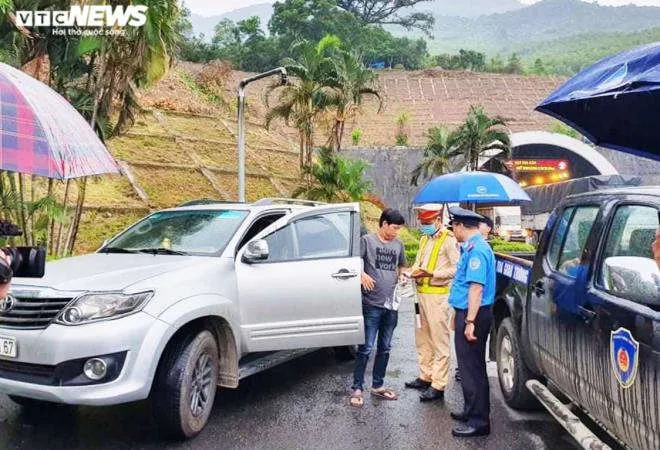 Xe chở khách trá hình ‘bóp chết’ xe buýt Huế-Đà Nẵng, tài xế gửi đơn cầu cứu - 3