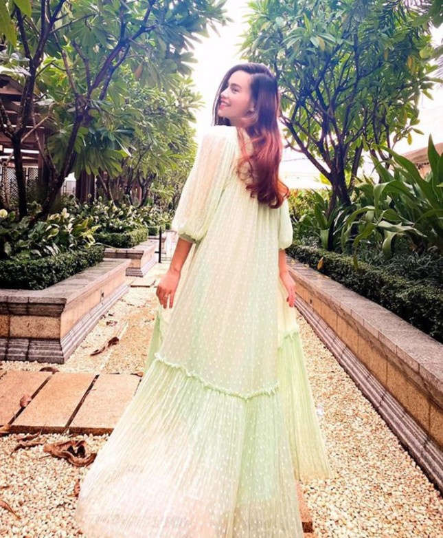 3 mẹ bầu showbiz lên đồ: Hồ Ngọc Hà bánh bèo - Hoàng Oanh phô diễn bụng vượt mặt - Đông Nhi giản đơn - Ảnh 2