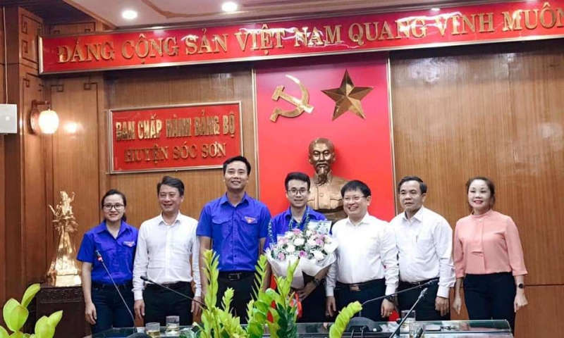 Đồng ch&iacute; Nguyễn Đức Tiến - Ph&oacute; B&iacute; thư Th&agrave;nh đo&agrave;n H&agrave; Nội, Chủ tịch Hội LHTN Việt Nam th&agrave;nh phố H&agrave; Nội tặng hoa ch&uacute;c mừng t&acirc;n B&iacute; thư Huyện đo&agrave;n S&oacute;c Sơn